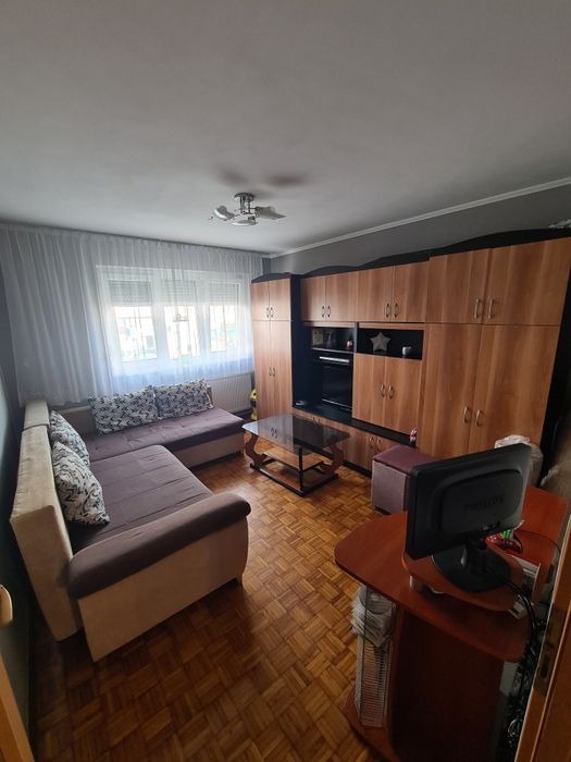 Vind apartament 2 camere, ultracentral, etajul 1, mobilat