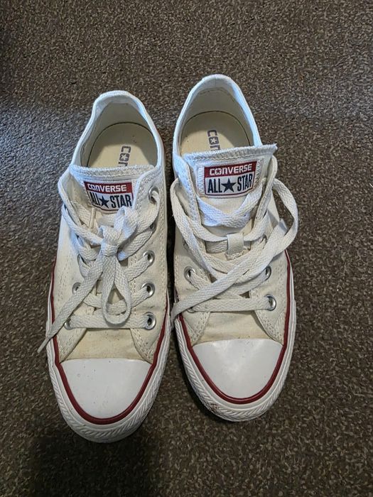 Vând Converse , teniși palladium