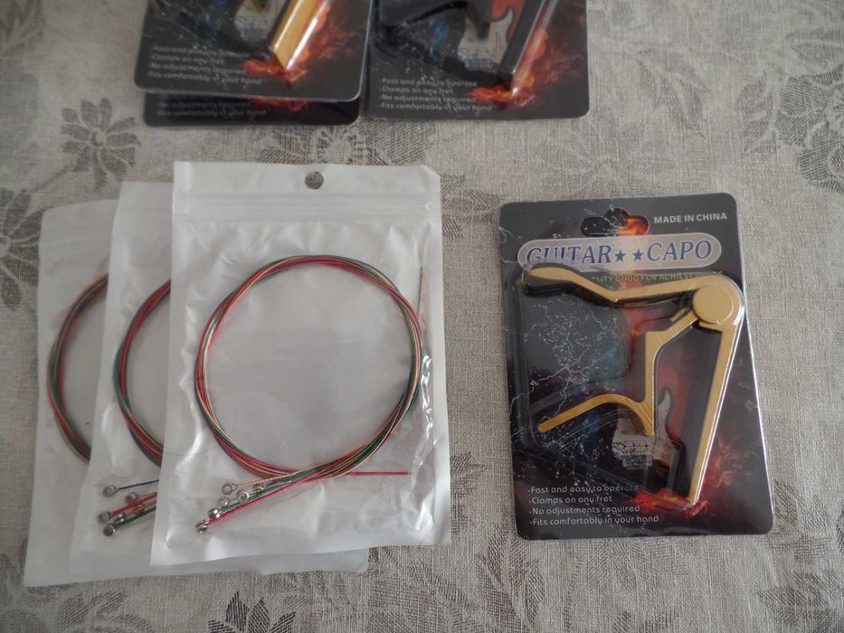 Каподастр и струны для гитары новые.