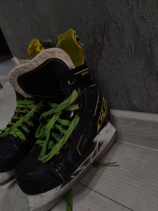 Продам Коньки хоккейные