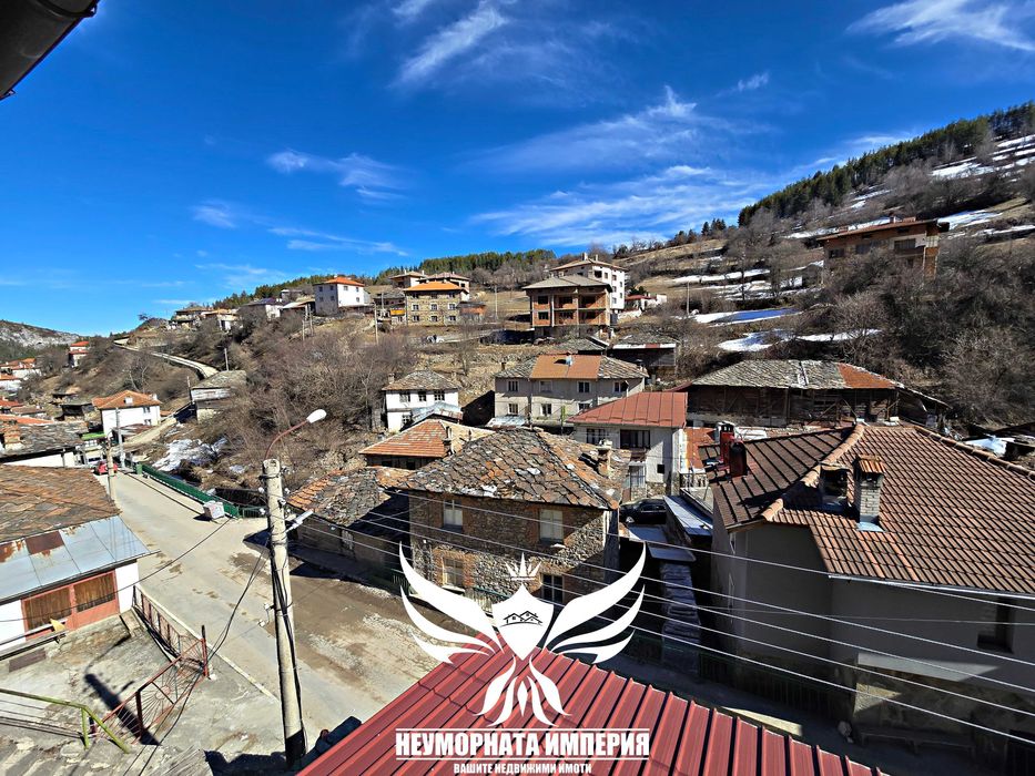 Продавам триетажна къща 162РЗП с 122кв.м. двор в с.Забърдо обл.Смолян