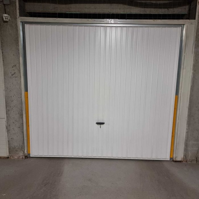 Гаражна врата тип летящо крило