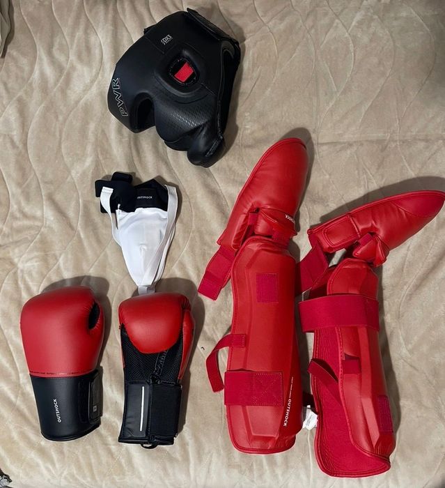 ПРОТЕКТОРИ ЗА ТИБИЯ И СТЪПАЛО за карате, Боксови ръкавици и каска