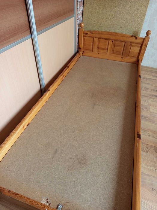 Единично легло от масивно дърво.