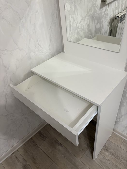 Прлдам туалетный столик