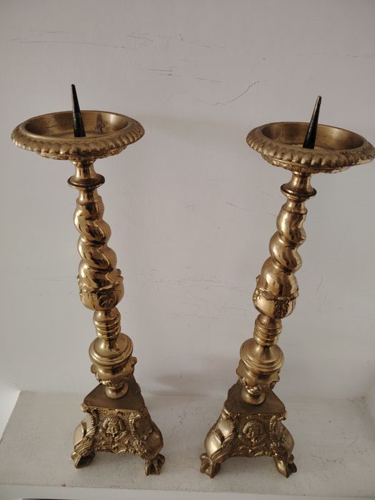 Superb set de 2 sfeșnice de podea din bronz masiv in stilul Baroc ,piese cu o lucrătură de o foarte mare finețe,stare excelenta, dimensiuni h 55 cm