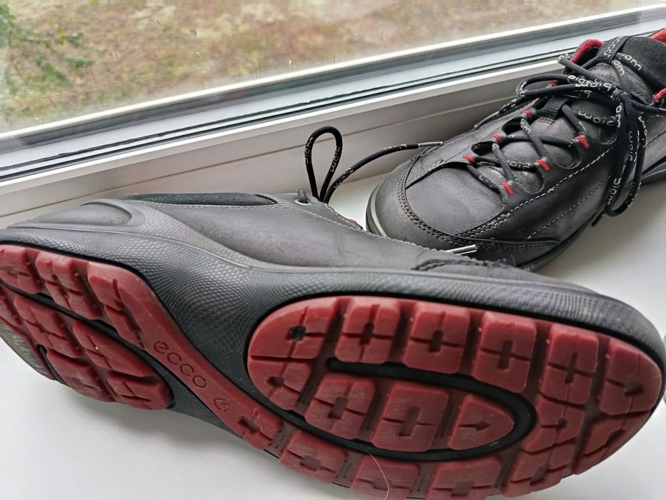 Продам кроссовки лето( сетка) ц 5000