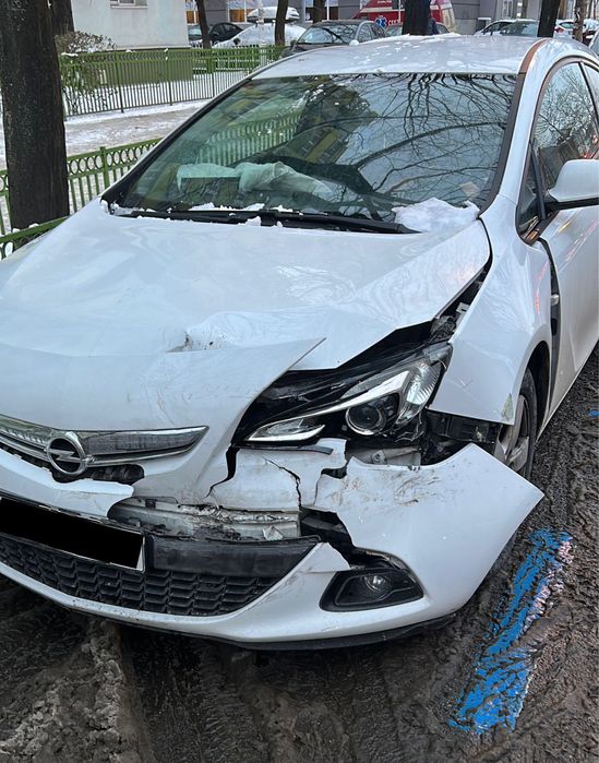 Opel Astra J GTC avariat (80.000 km)