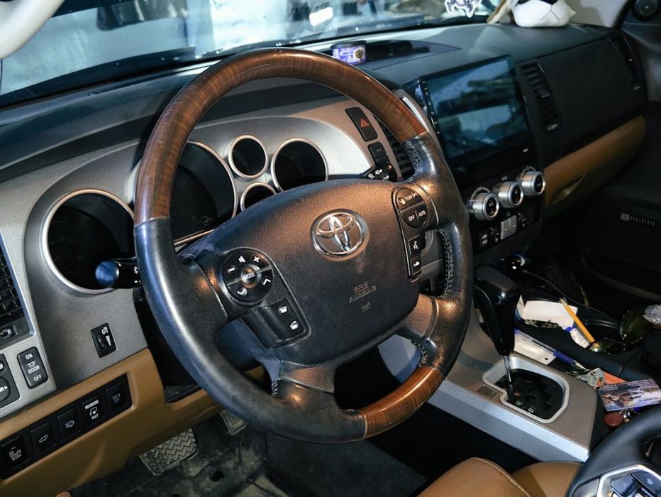 На Toyota Sequoia — Панель с airbag.