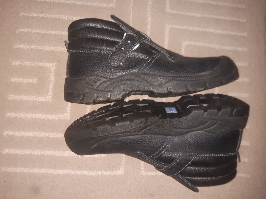 Bocanci de lucru mărimea 44 120 lei