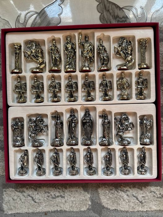 Продается шахматная доска и шахматные фигурки