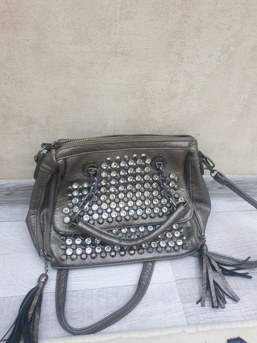 Продаются разные сумочки.