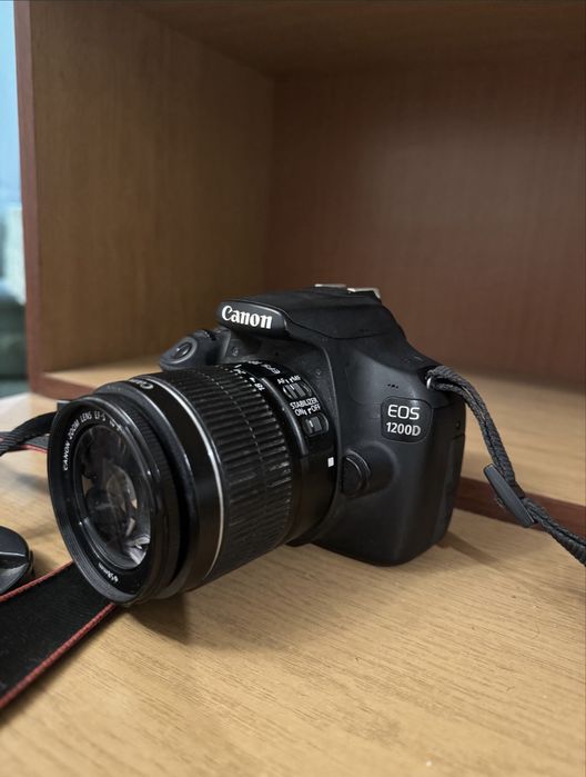 Canon EOS 1200D.
