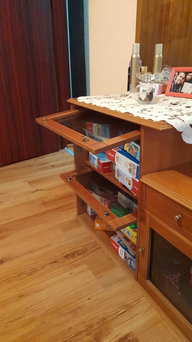 Тоалетка с място за съхранение и огледало