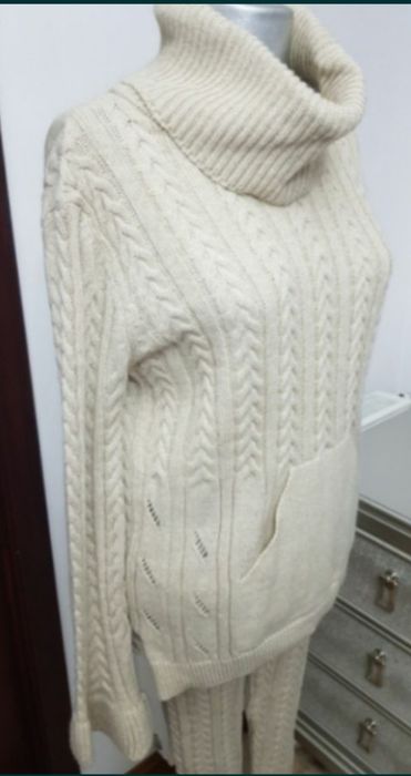 Costum tricot,nou,culoare crem,model deosebit M