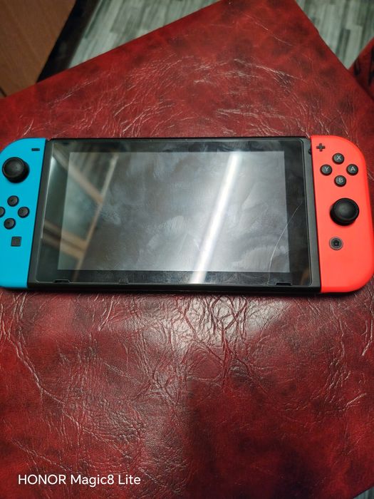 Vind Nintendo Switch 1 complet plus 6 jocuri. Consola e puțin ciobita, iar display-ul e ușor crăpat. Preț 1200 lei.