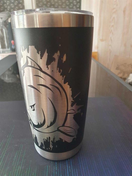 Термос с гравиран шаран– Идеален за любителите на риболова и природата