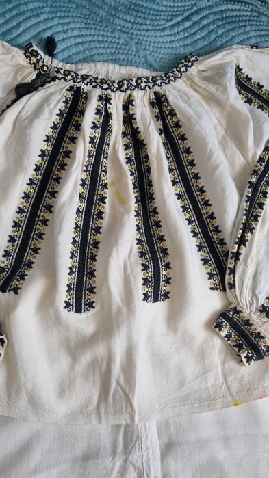 Costum traditional cusut manual pentru fetite