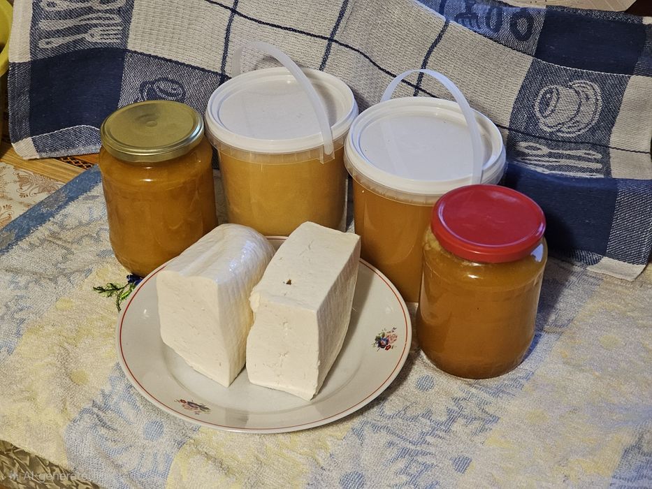 Vând telemea de capră și miere