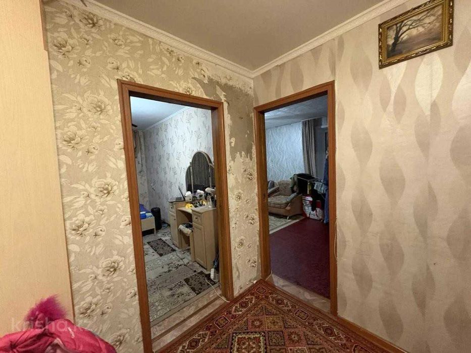 Трехкомнатная 9 мкрн  1 этаж