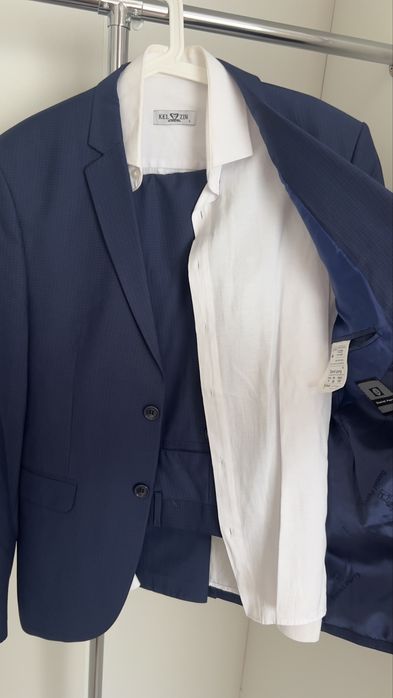 Продам костюм с рубашкой