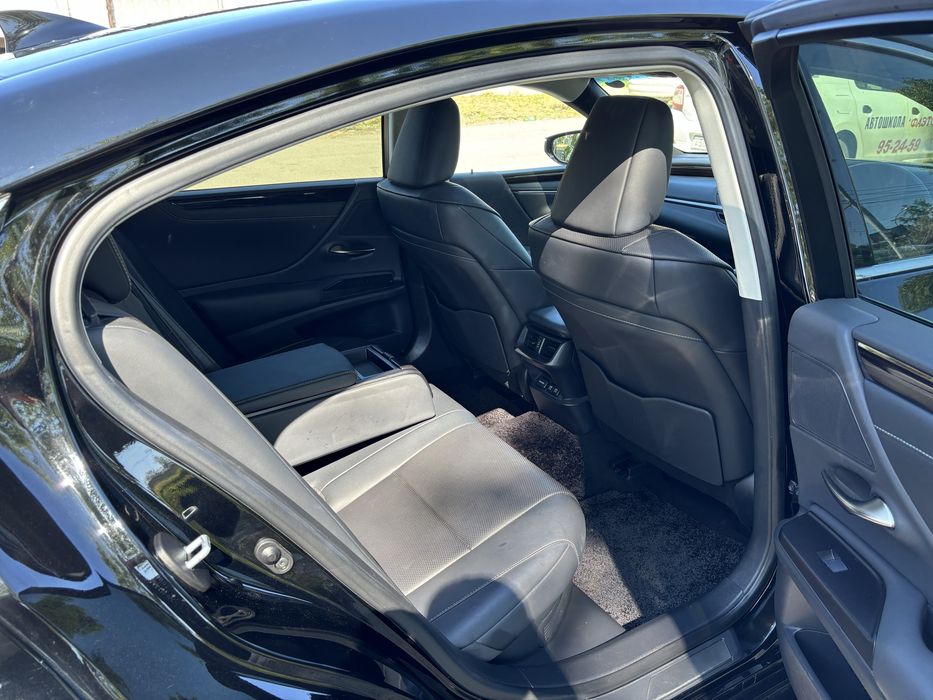 Lexus ES300h 2019 в разборе