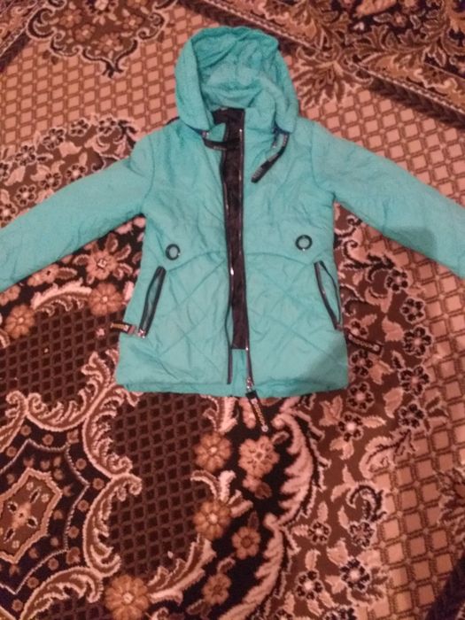 Продам ветровки для девочек 9-10 лет