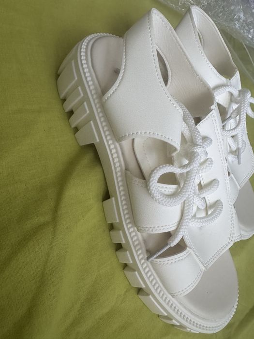 Сандали с връзки