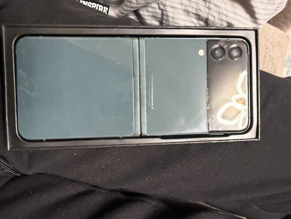 Продам samsung Galaxy Z Flip3 5G