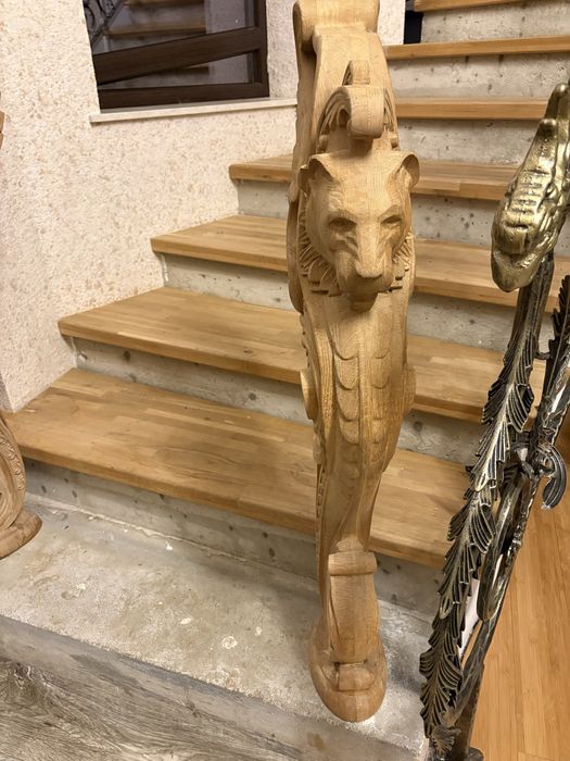 2 capitele sculptate din lemn in forma de leu din stejar masiv