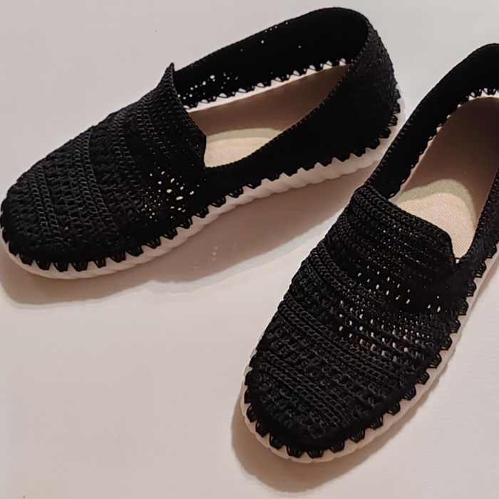 Қолдан тоқылған аяқ киімдер.