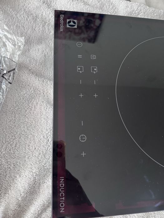 Plită cu inducție Electrolux – NOUĂ, nefolosită