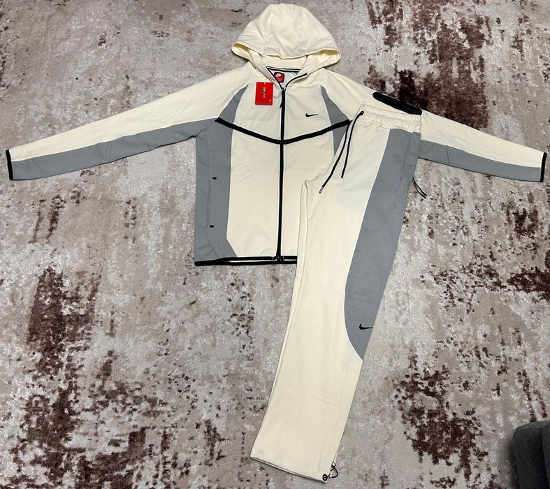 Vând compleu nou de bărbați Nike Tech