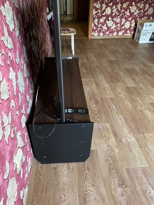 Продам 2  тумбы под тв, диванчик