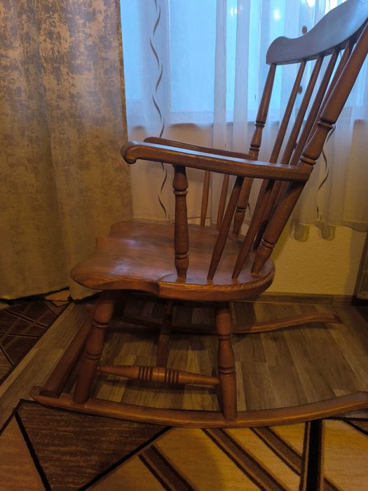 Дървени люлеещи се столове