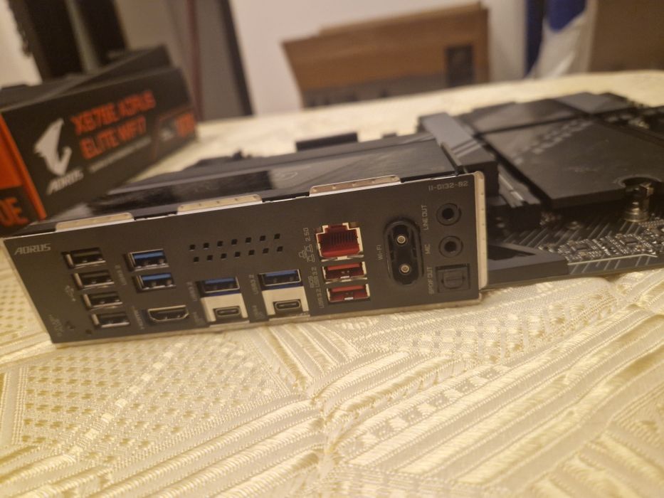 Vand placa de baza X870E Aorus Elite