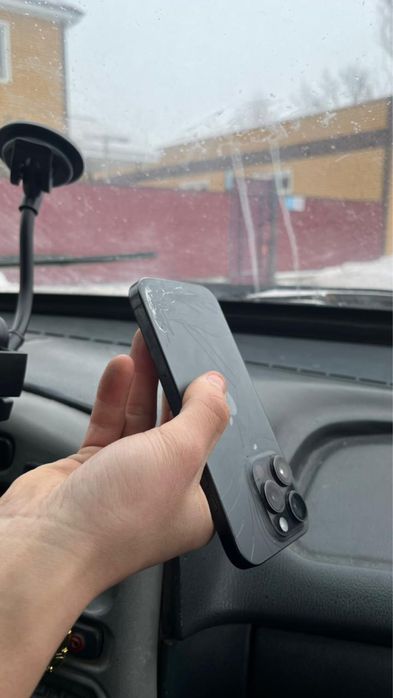 iphone 15 pro каробка имеется