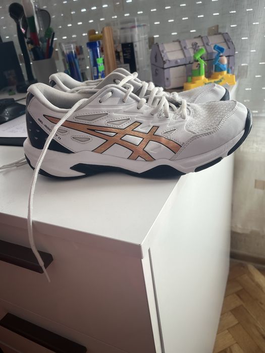 Продавам волейболни обувки asics gel rocket 11