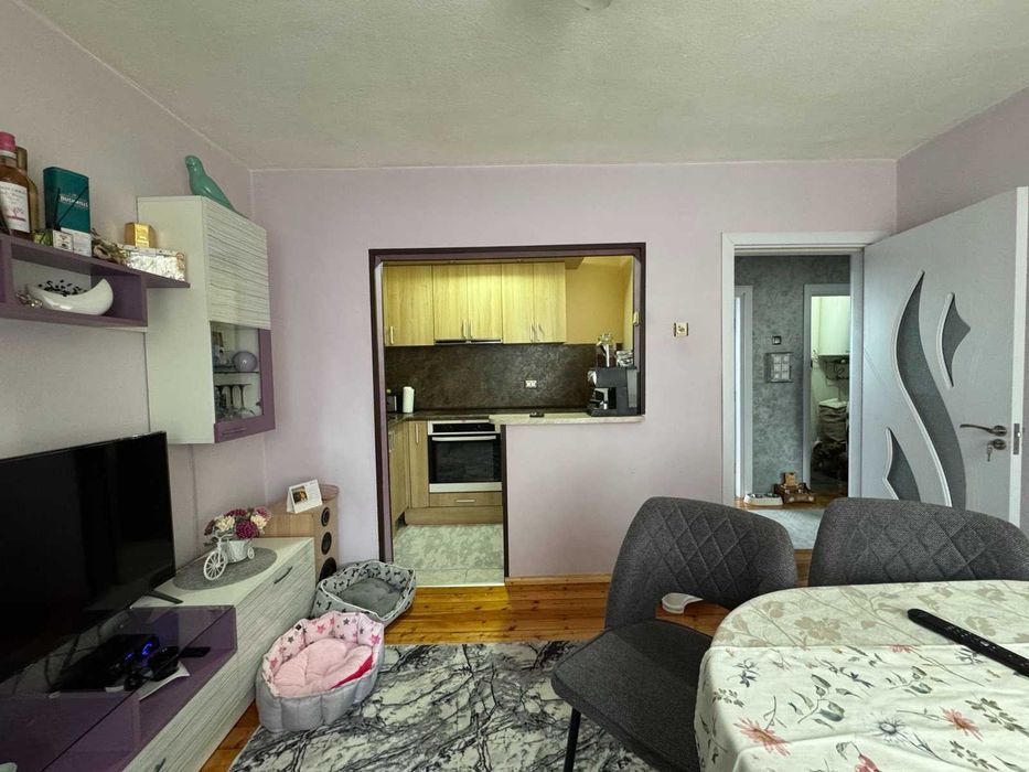 два самостоятелни етажа с гараж и двор