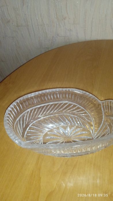 Продам хрустальные вазы, салатники.