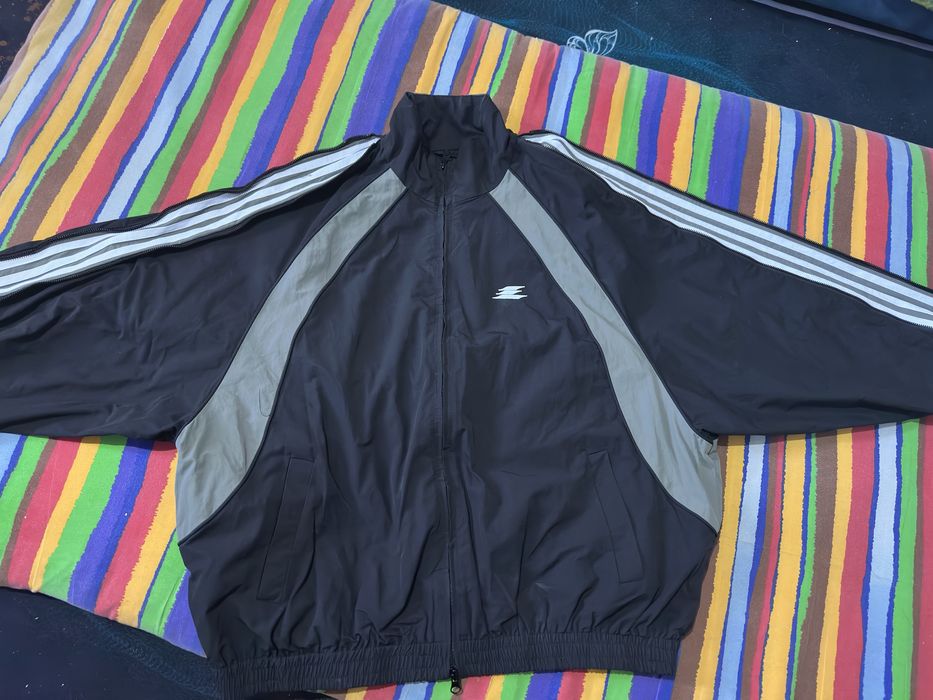 Продам черную адидас ветровку