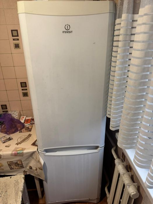 Продаётся холодильник indesit