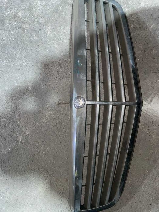 Решетка радиатора Mercedes W204 C-class 2008 год