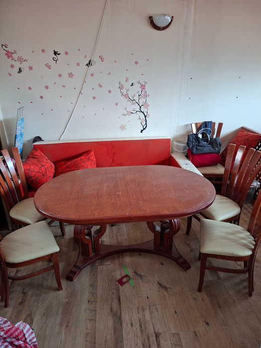 Маса със столове