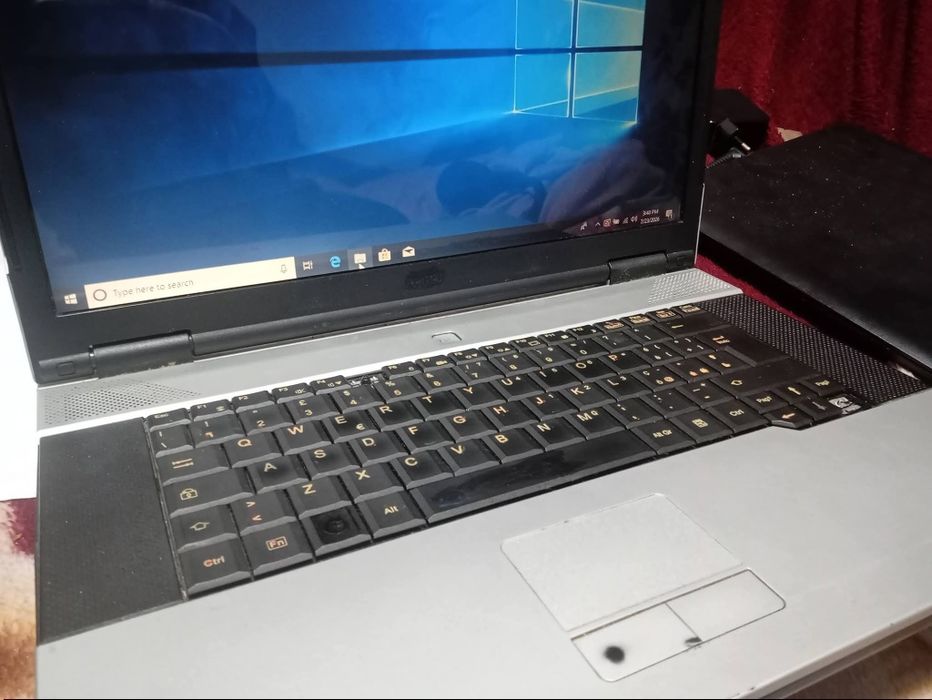Se vinde leptop Fujitsu exprimo mobile v6555 în stare buna trimit prin țară plată la curier