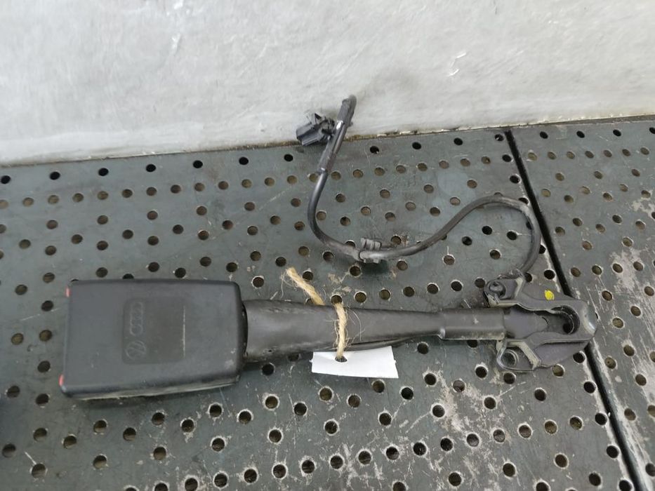 capsa centura dreapta fata cu fir  audi a4 b8 8k0857755f