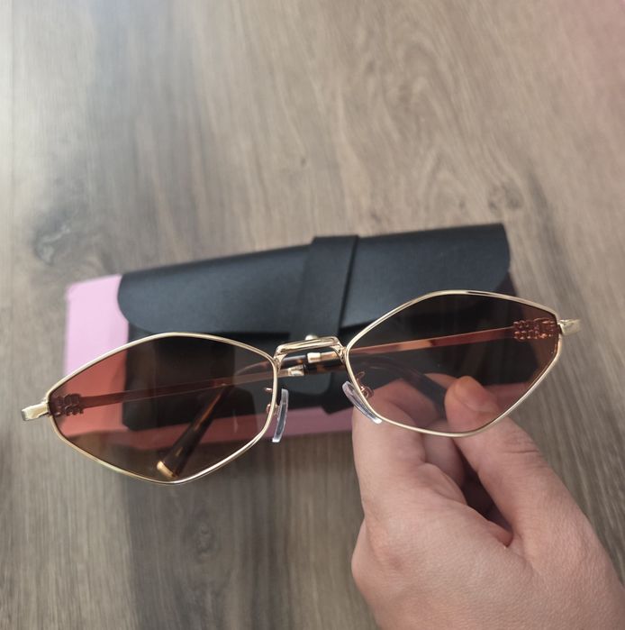 Ochelari de soare asemanatori cu Miu Miu