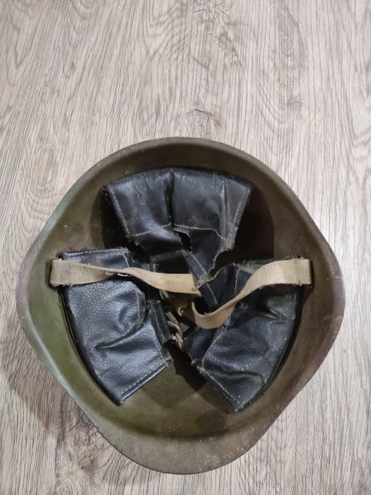 Каски пожарника и армейская.