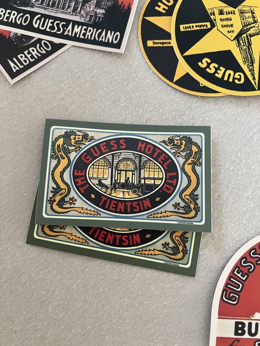 Stikere Guess-valiza, caiete, laptop etc