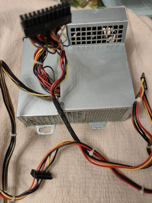 Продавам захранване за компютър API5PC49